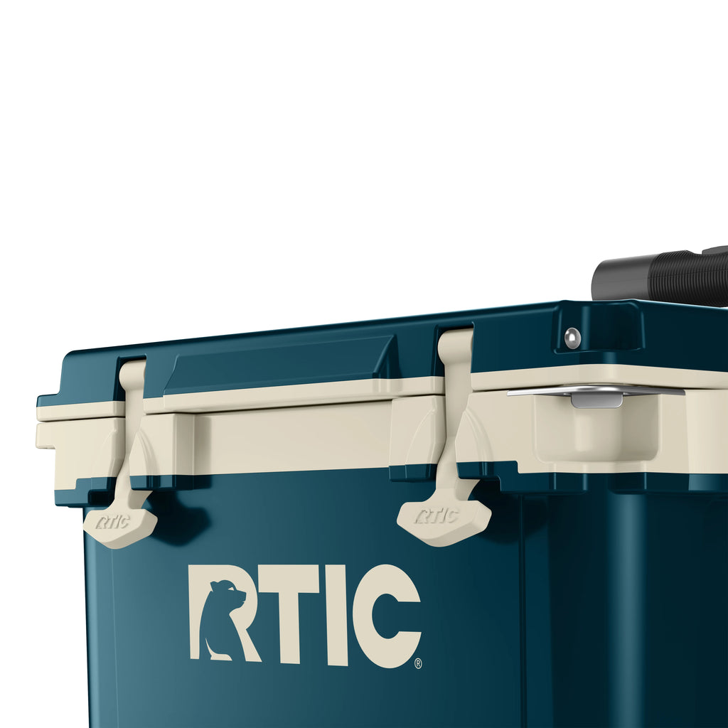 22 QT Ultra-Light Wheeled Cooler